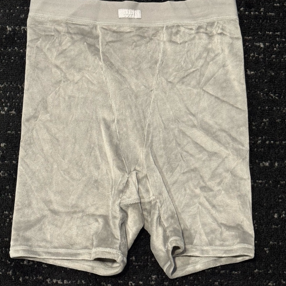 SKIMS Velour Biker Shorts - Picture 3 of 6